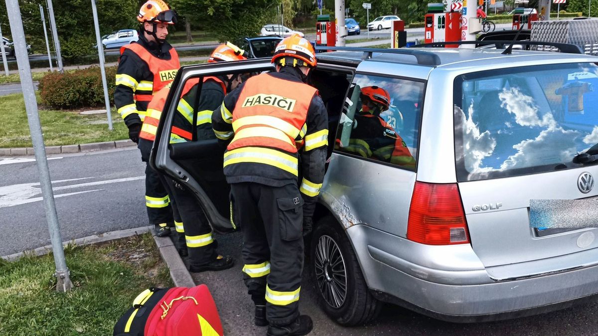 Pět lidí včetně dvou dětí se zranilo při srážce dvou aut v Krásně nad Bečvou